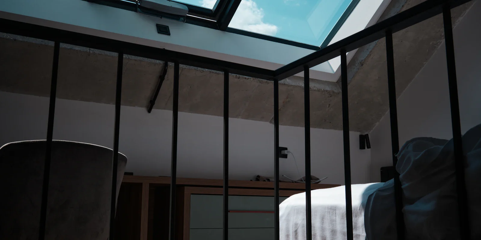 Chambre mansardée éclairée par une fenêtre de toit