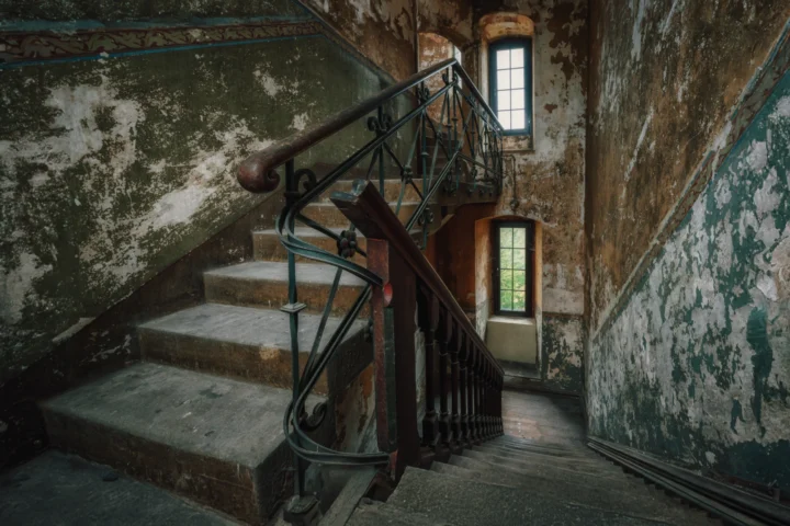 Escalier en pierre dans la cage d'un immeuble ancien