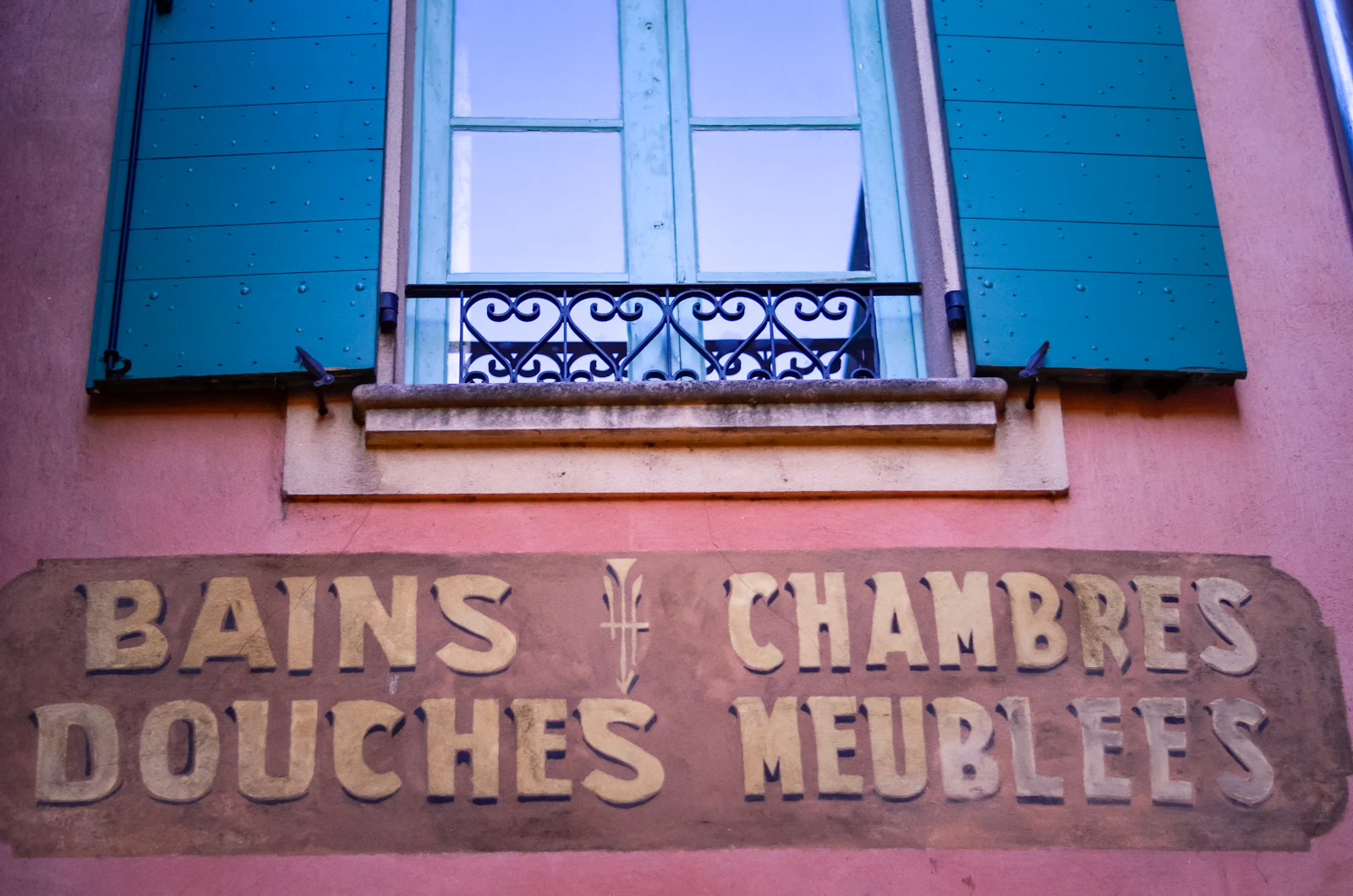 Façade de bâtiment en brique avec une fenêtre vitrée