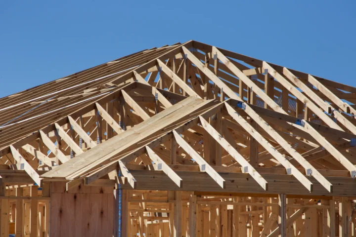 Maison en construction avec ossature bois et fermettes de toiture