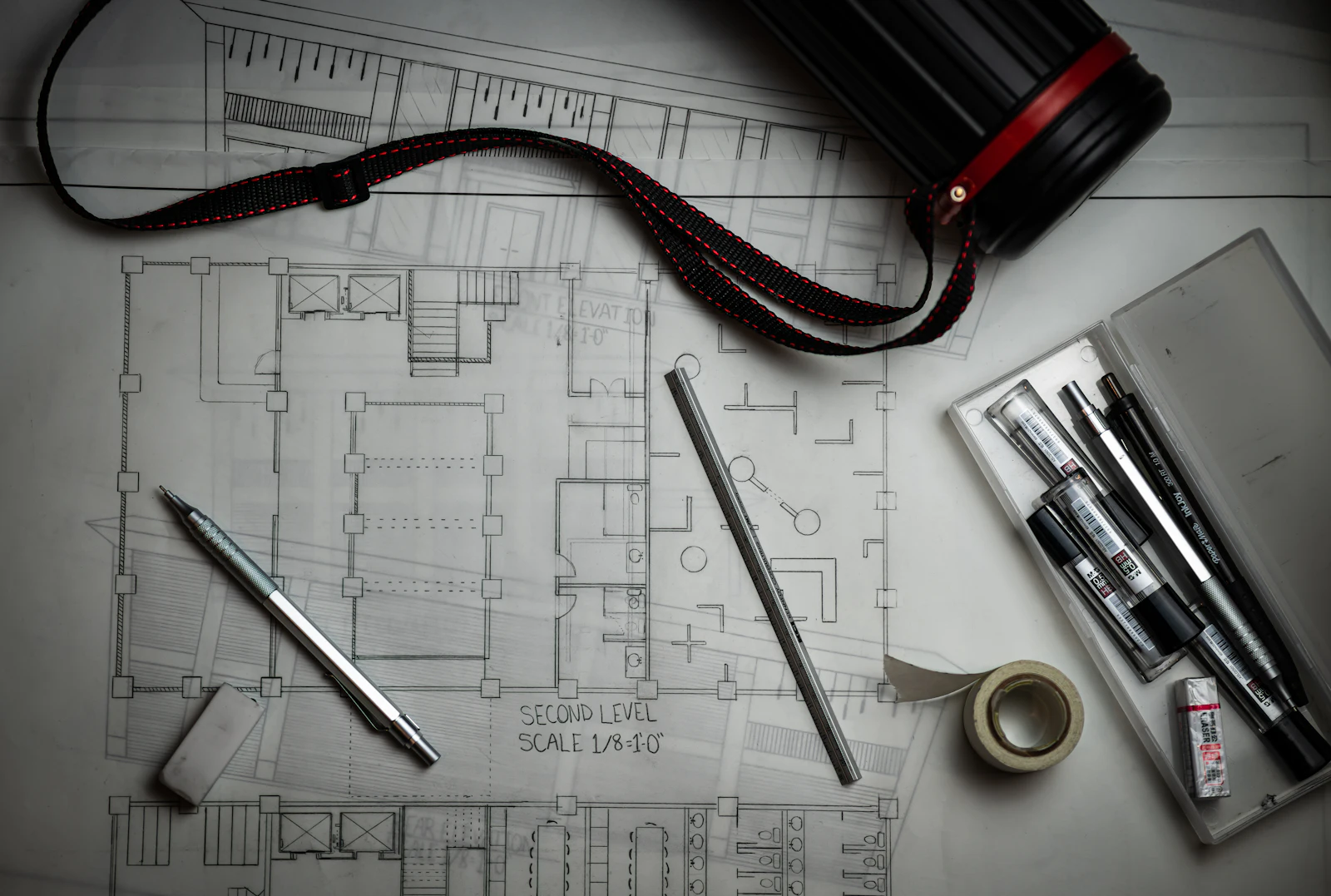 Plans d’architecte avec crayons et règle métallique