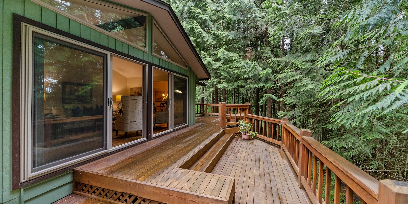 Terrasse en lames de bois devant une baie vitrée